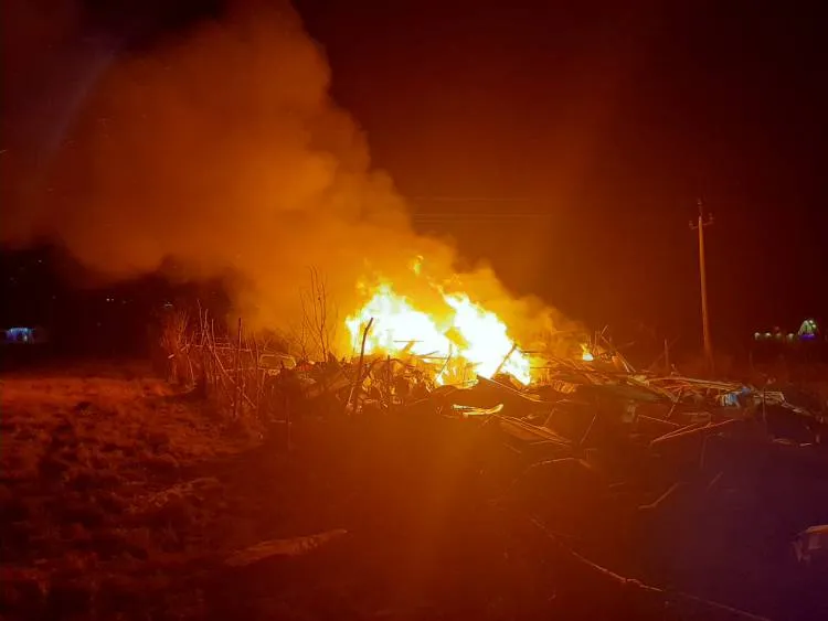 5 zastępów straży i 29 strażaków przez blisko 3 godziny gasiło pożar odpadów na posesji w Trzetrzewinie