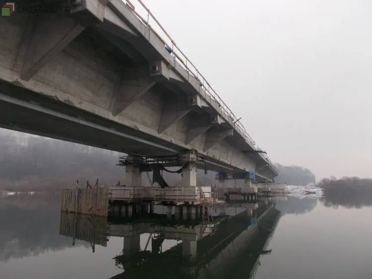 Pomimo zimowej aury trwają prace przy budowie mostu w Kurowie