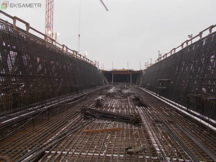 Pomimo zimowej aury trwają prace przy budowie mostu w Kurowie