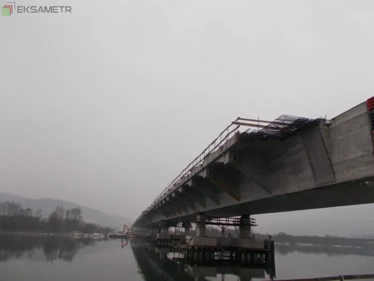 Pomimo zimowej aury trwają prace przy budowie mostu w Kurowie