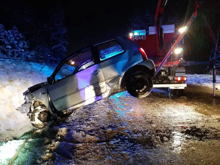 Wypadek w Łęce. Osobówka wypadła z drogi i wylądowała w rowie w pozycji pionowej