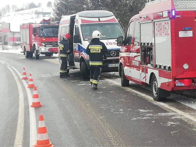 Na DK75 w Nowej Wsi osobówka wypadła z drogi