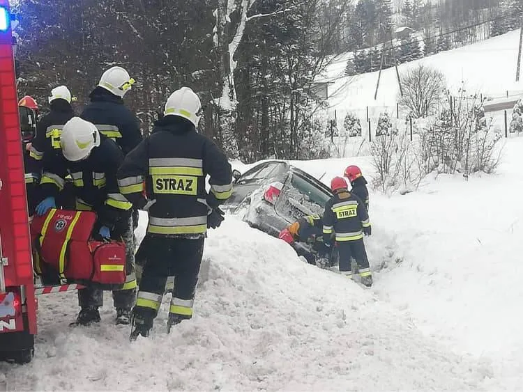 Na DK75 w Nowej Wsi osobówka wypadła z drogi