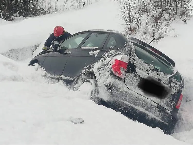 Na DK75 w Nowej Wsi osobówka wypadła z drogi