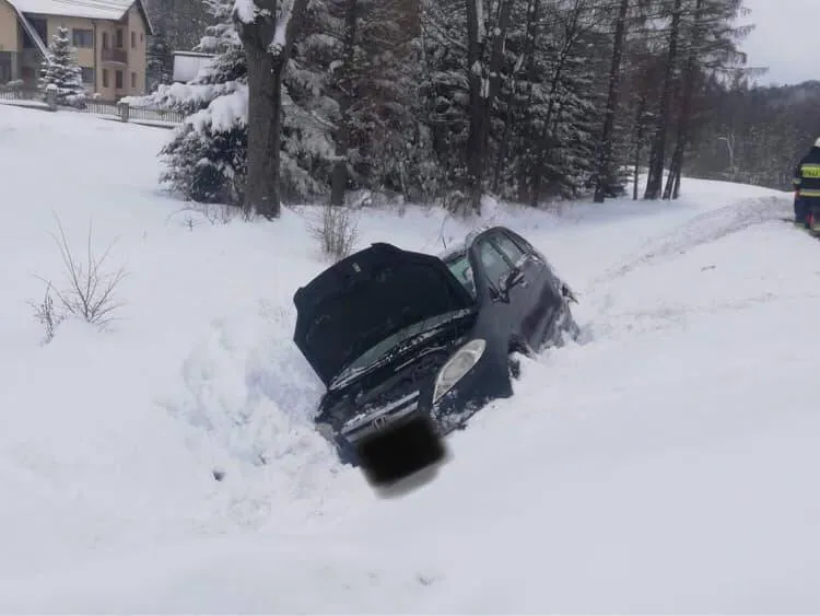 Na DK75 w Nowej Wsi osobówka wypadła z drogi