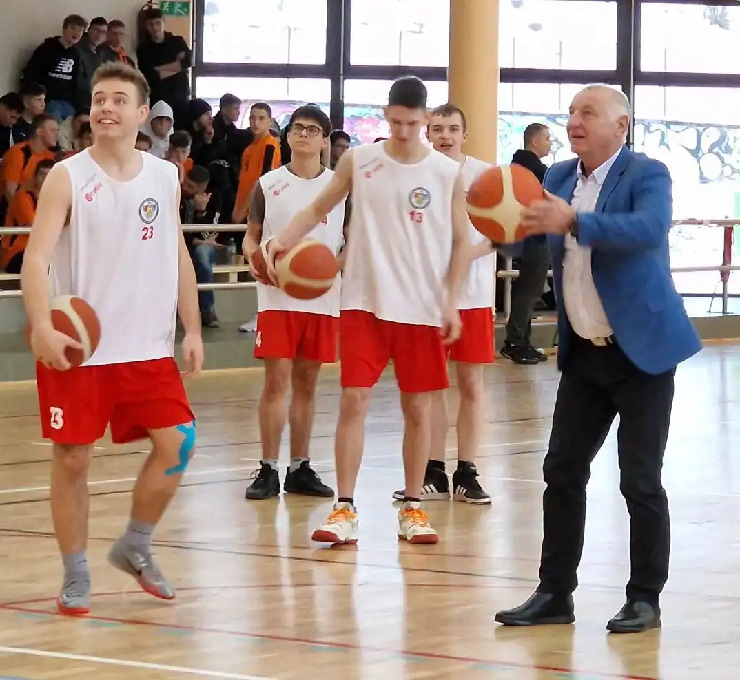 Reprezentanci grybowskiego liceum najlepsi w koszykówce