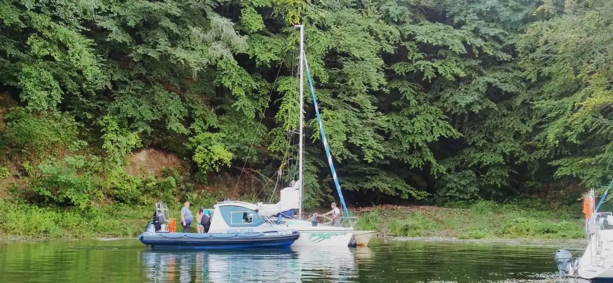 Szkwał na Jeziorze Rożnowskim wywrócił żaglówki. Policjanci przeprowadzili skuteczną akcję ratunkową