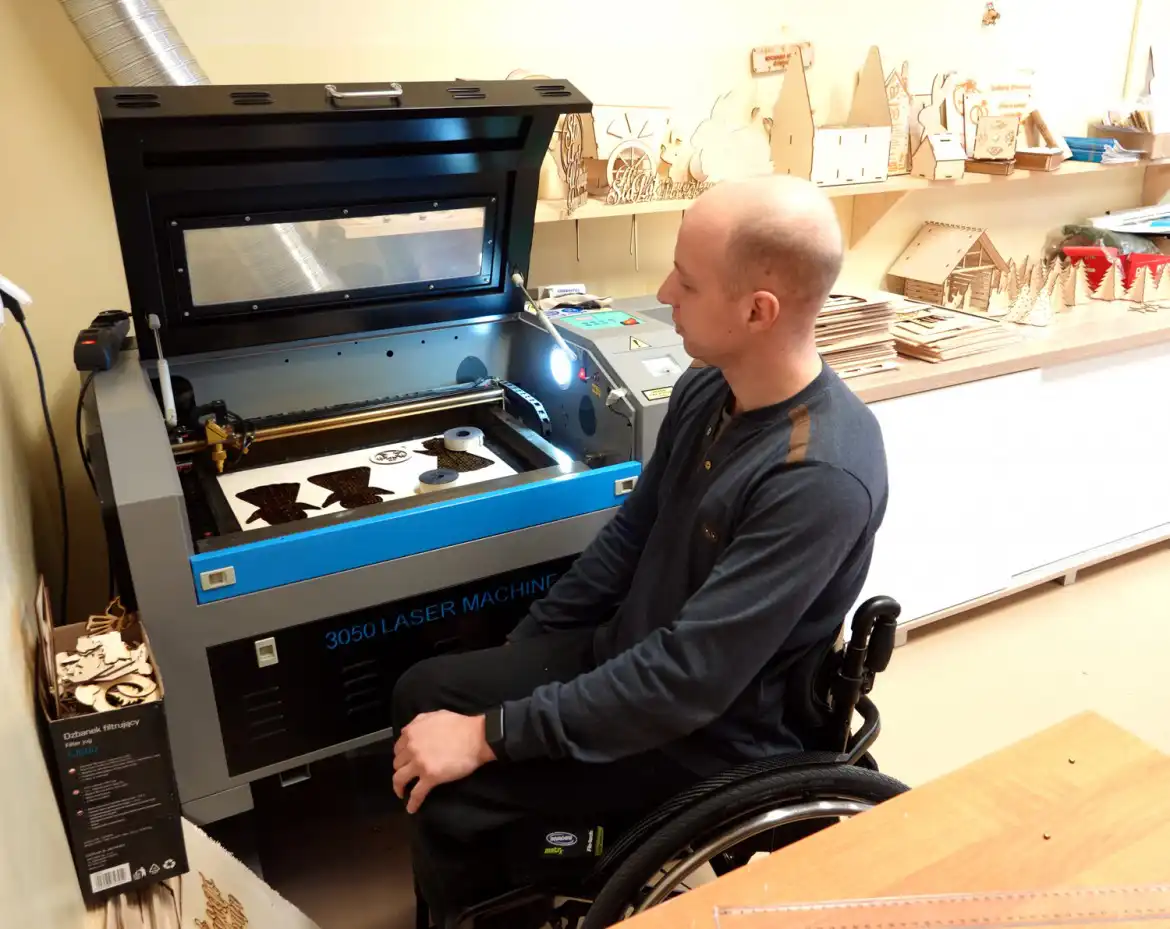 ZAZ w Nawojowej: Niepełnosprawni tworzą świąteczne dekoracje – przyjdź i kup