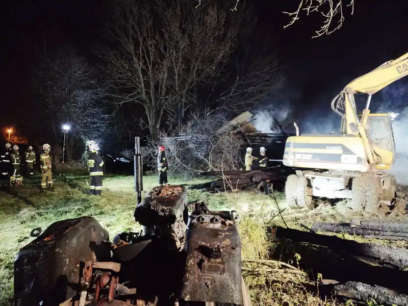 Barcice: spłonęły trzy budynki gospodarcze. Z ogniem walczyło 14 zastępów straży