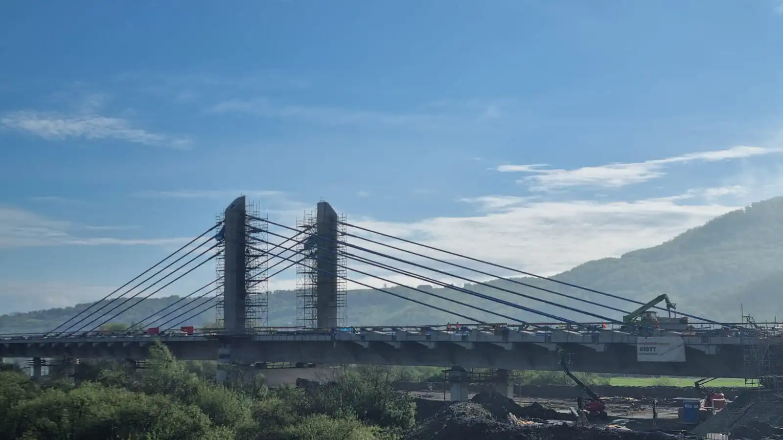 Trwa budowa 3 pylonu mostu na Dunajcu w Kurowie. Jak teraz wygląda przeprawa?