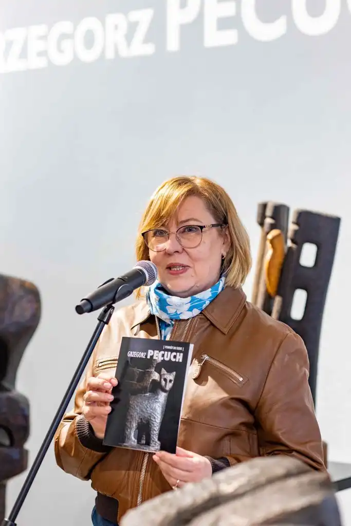 „Powrót do siebie”. Rzeźby Grzegorza Pecucha w Domu Gotyckim