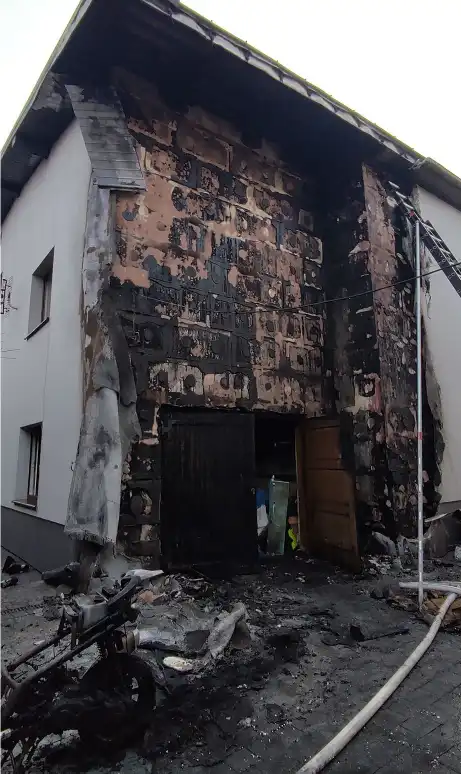 Pożar budynku mieszkalnego w Łącku. Płonęła elewacja