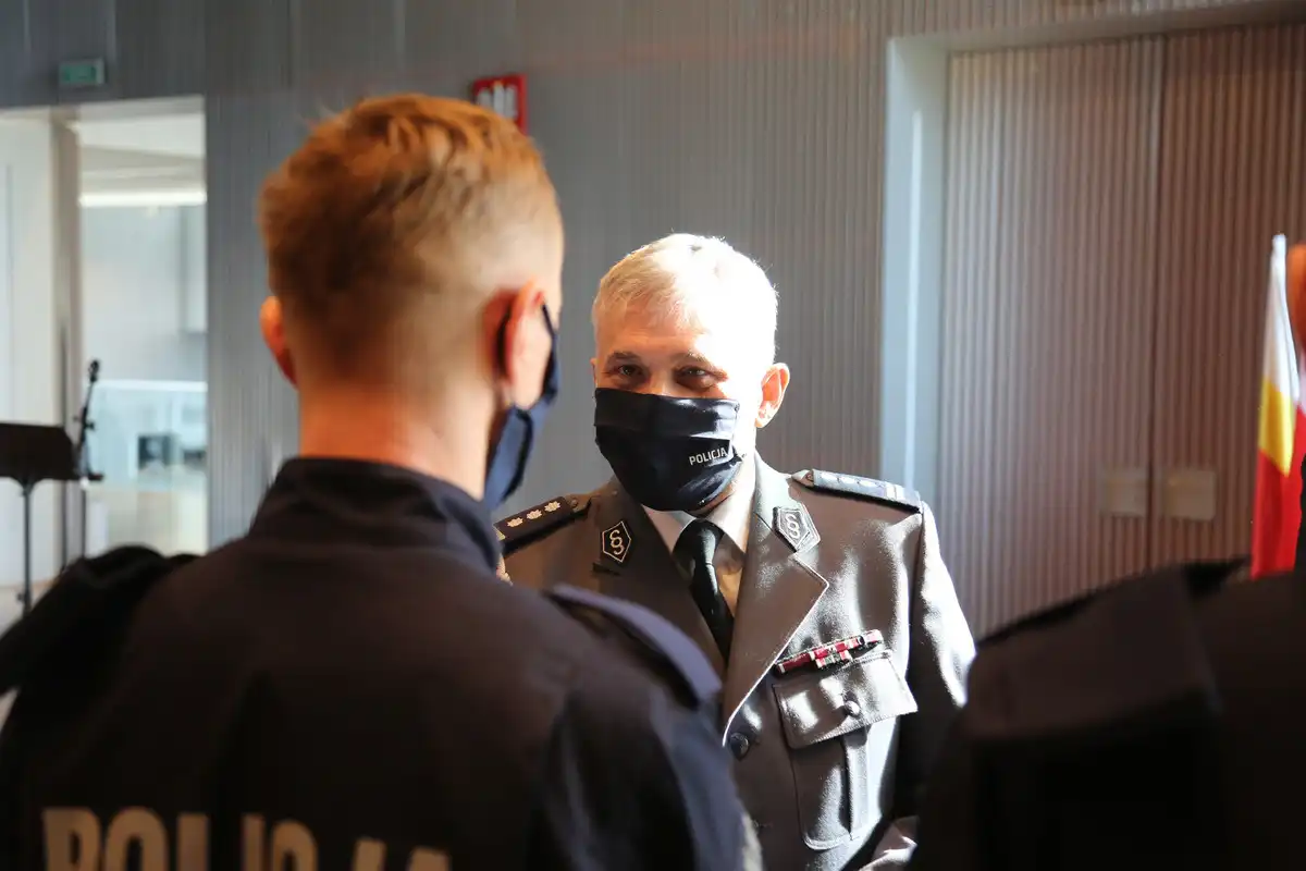 Szeregi małopolskiej Policji zasiliło 49 nowych funkcjonariuszy. Jeden z nich będzie pełnił służbę w Nowym Sączu