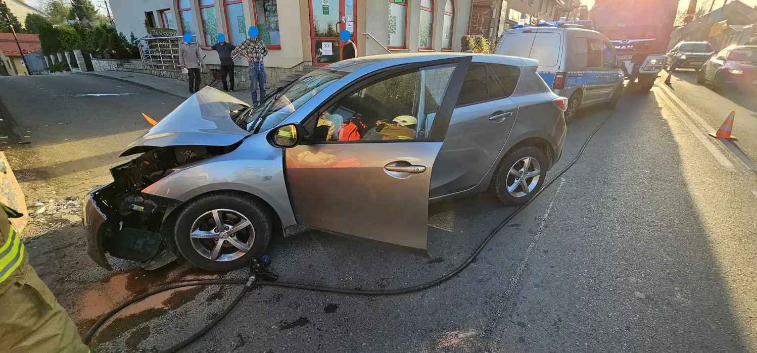 Wypadek na ul. Węgierskiej w Bobowej. Samochód uderzył w budynek