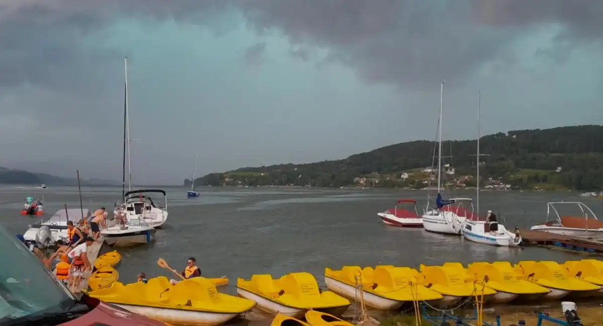 Szkwał na Jeziorze Rożnowskim wywrócił żaglówki. Policjanci przeprowadzili skuteczną akcję ratunkową