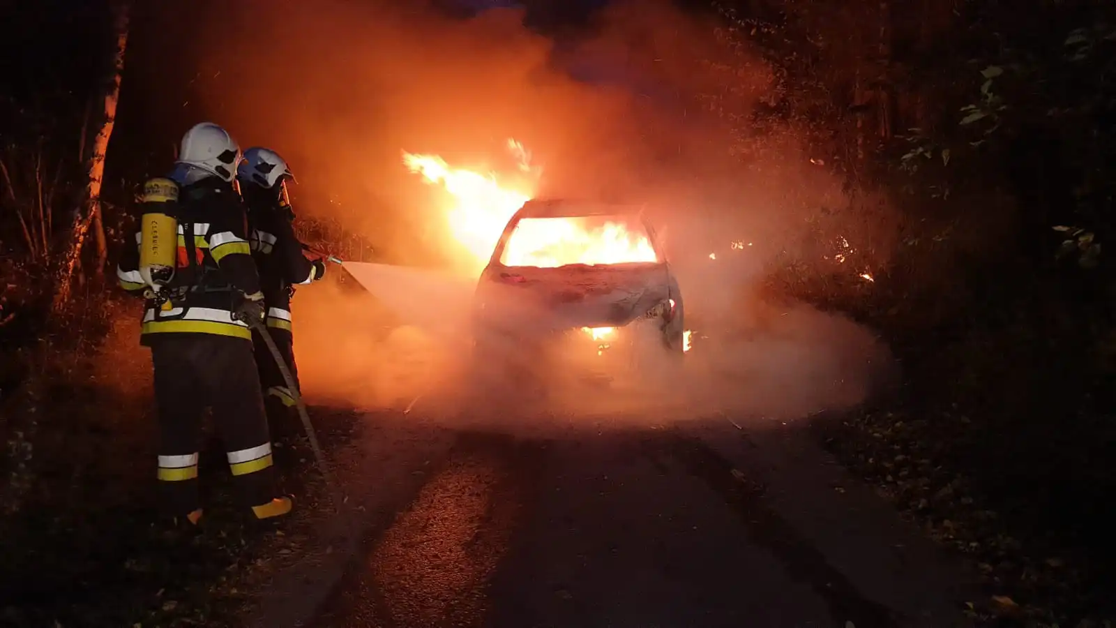 Pożar osobówki w Zarzeczu. Peugeot spłonął doszczętnie