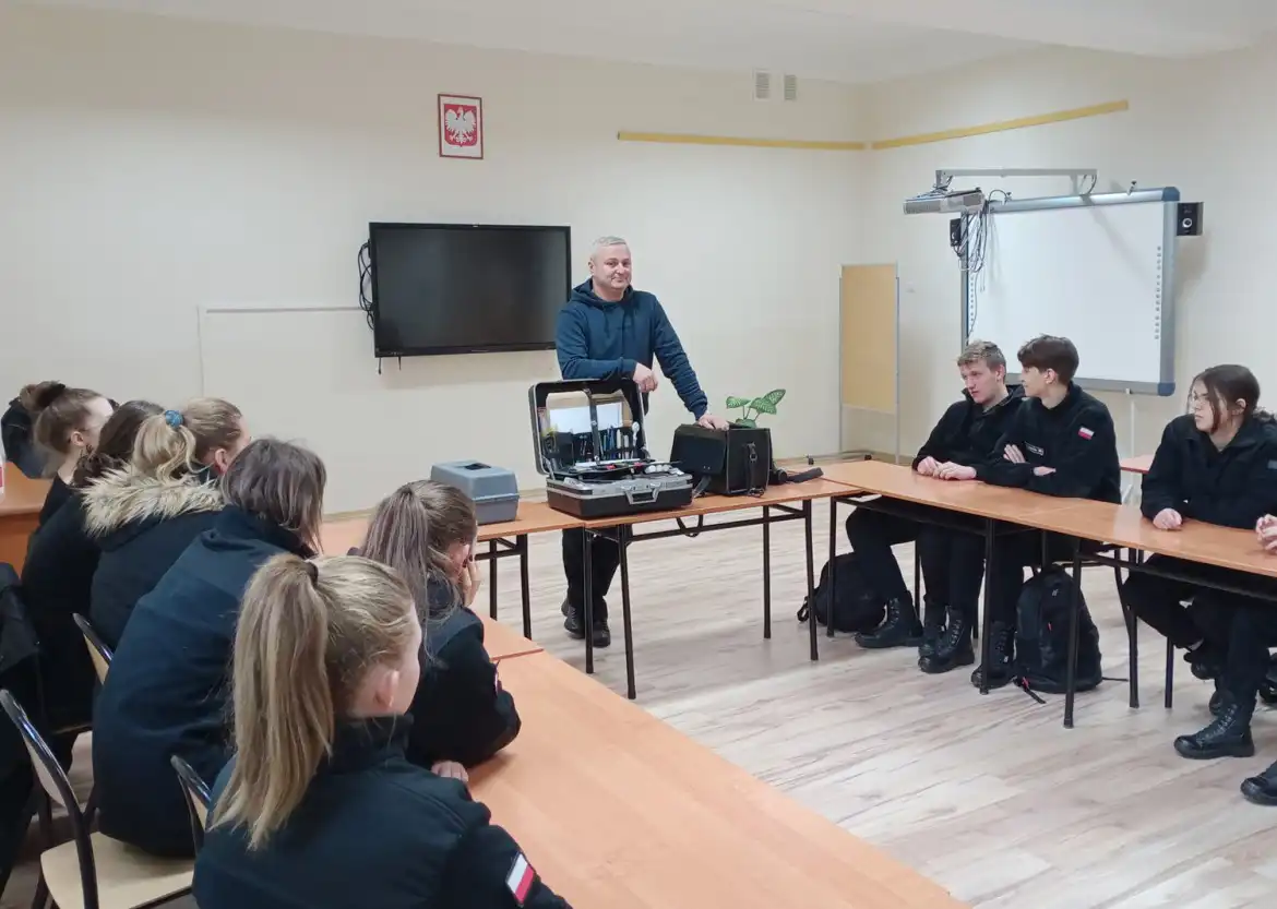 Uczniowie ZS w Marcinkowicach uczestniczyli w zajęciach z technikiem kryminalistyki