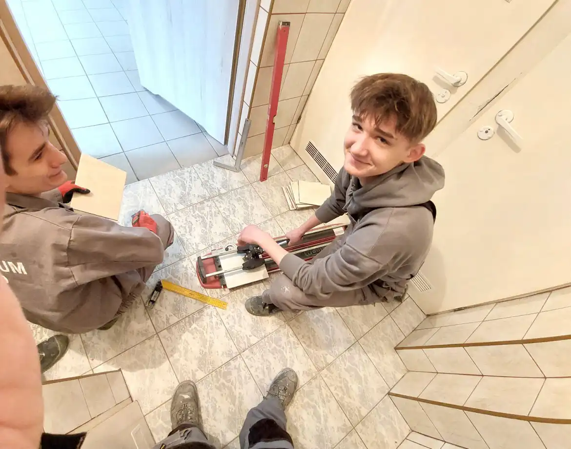 Uczniowie ZS w Łącku murują, malują i kładą płytki