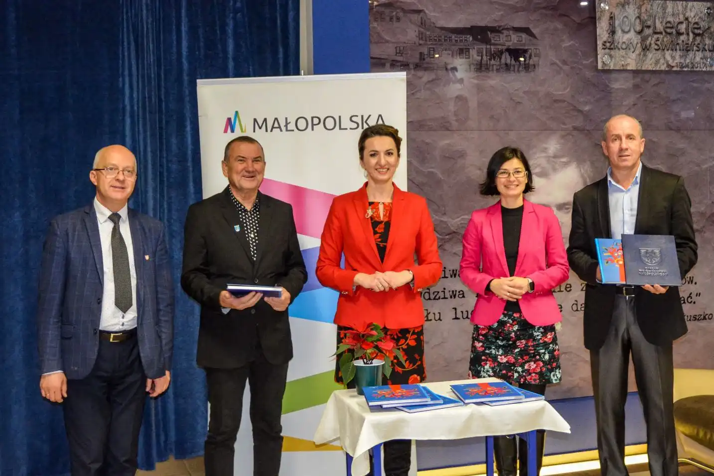 Szkoły modelowe w Nowym Sączu i Świniarsku z umowami grantowymi na zakup wysokiej jakości urządzeń cyfrowych