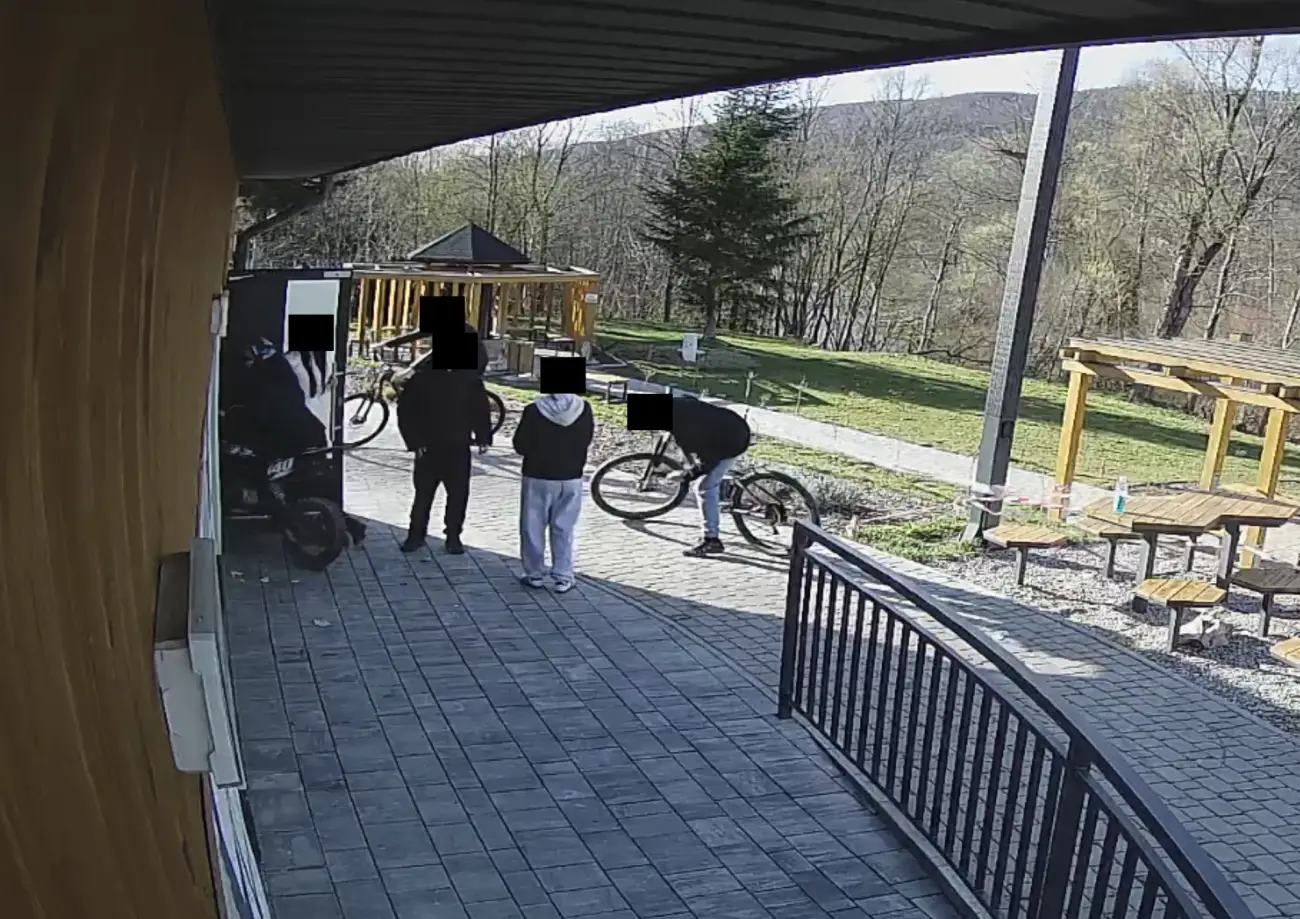 Dewastacja w parku terapeutycznym w Łabowej. Monitoring uchwycił sprawców