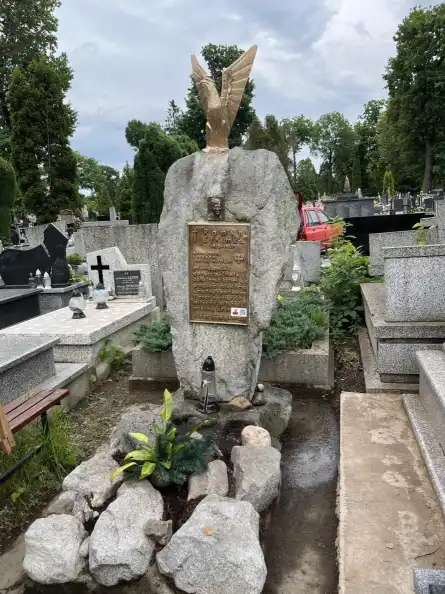 Nagrobek sądeckiego bohatera Romana Stramki znów prezentuje się okazale