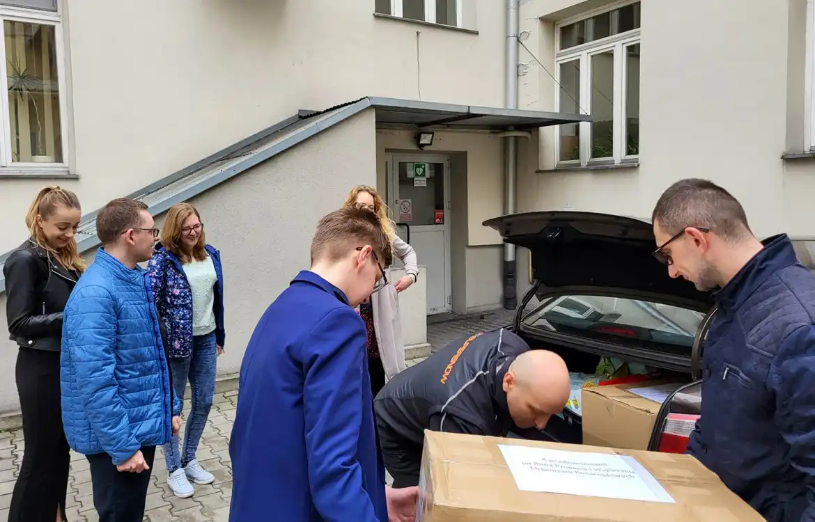 Ze Starostwa Powiatowego w Nowym Sączu wyjechał transport darów dla rodaków w Ukrainie