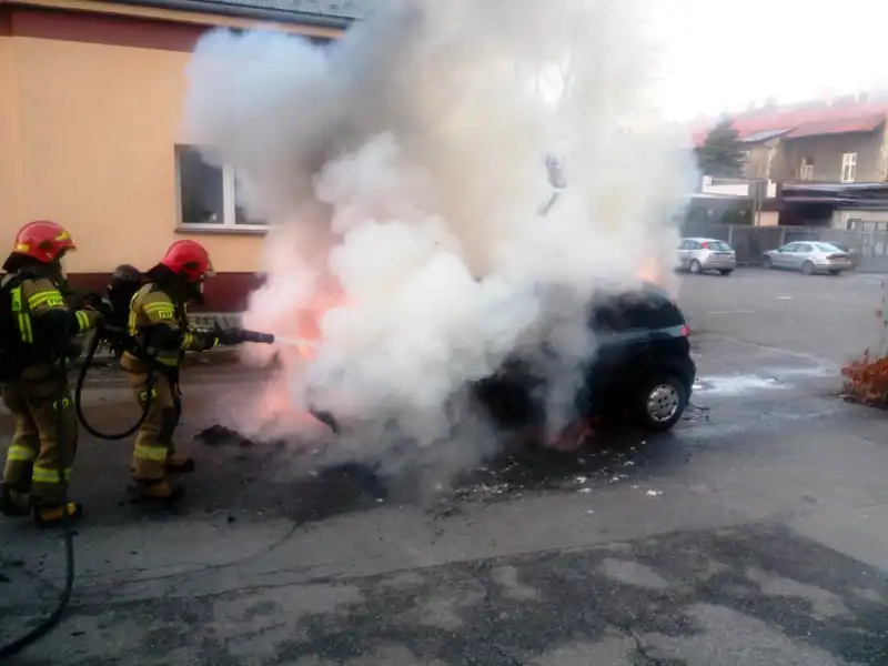 Nowy Sącz: Pożar samochodu osobowego na ul. 1 Maja. Pojazd doszczętnie spłonął