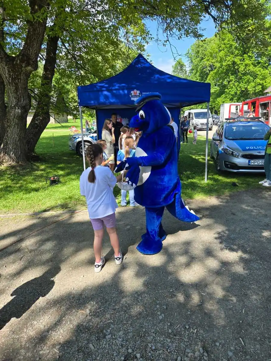 Rodzinny piknik z Policją w Porębie Wielkiej. Nauka przez zabawę