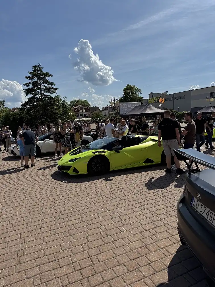 Ferrari, Lamborghini i szczytny cel. Super samochody spełniają marzenia dzieci i zbierają pieniądze na karetki. Już w ten piątek i sobotę w Bochni