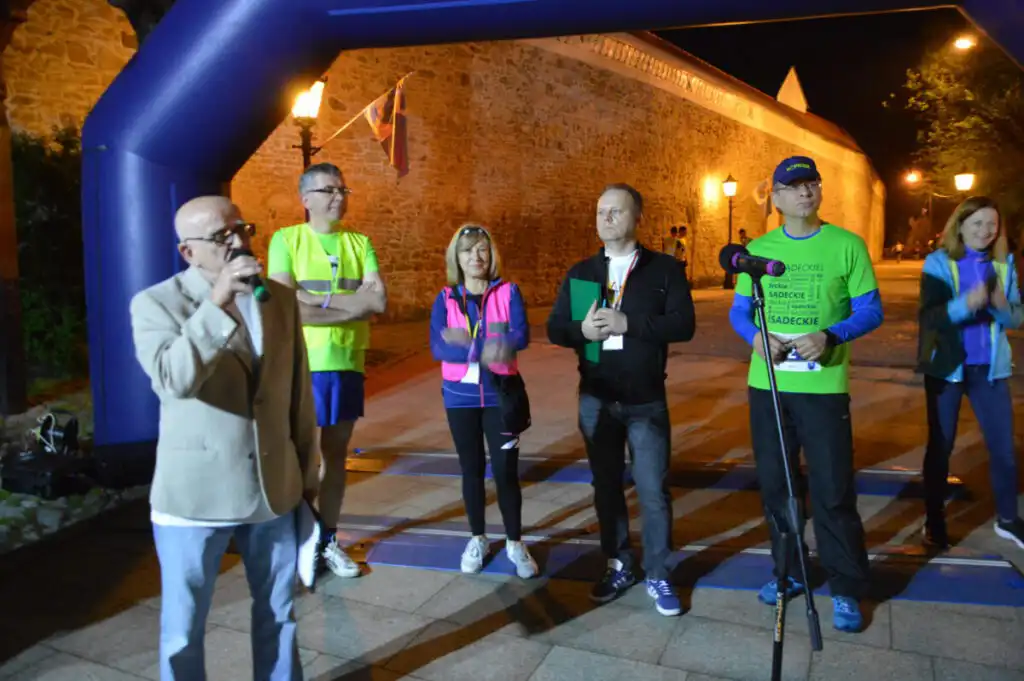 Stary Sącz: Nocni biegacze wrócili na trasy starówki