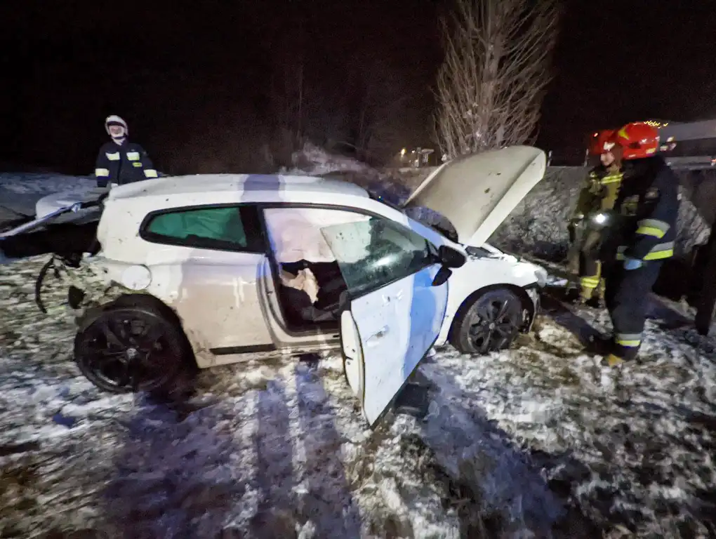 Wypadek w Paszynie. Samochód wypadł z drogi i uderzył w bariery energochłonne. Dwie osoby trafiły do szpitala