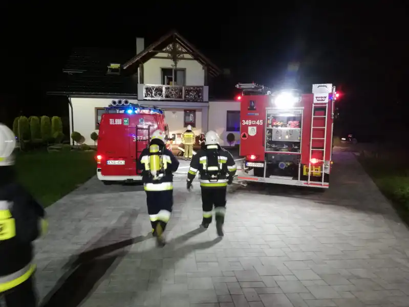 Pożar w Zabrzeży. Z balkonu budynku ewakuowano cztery osoby