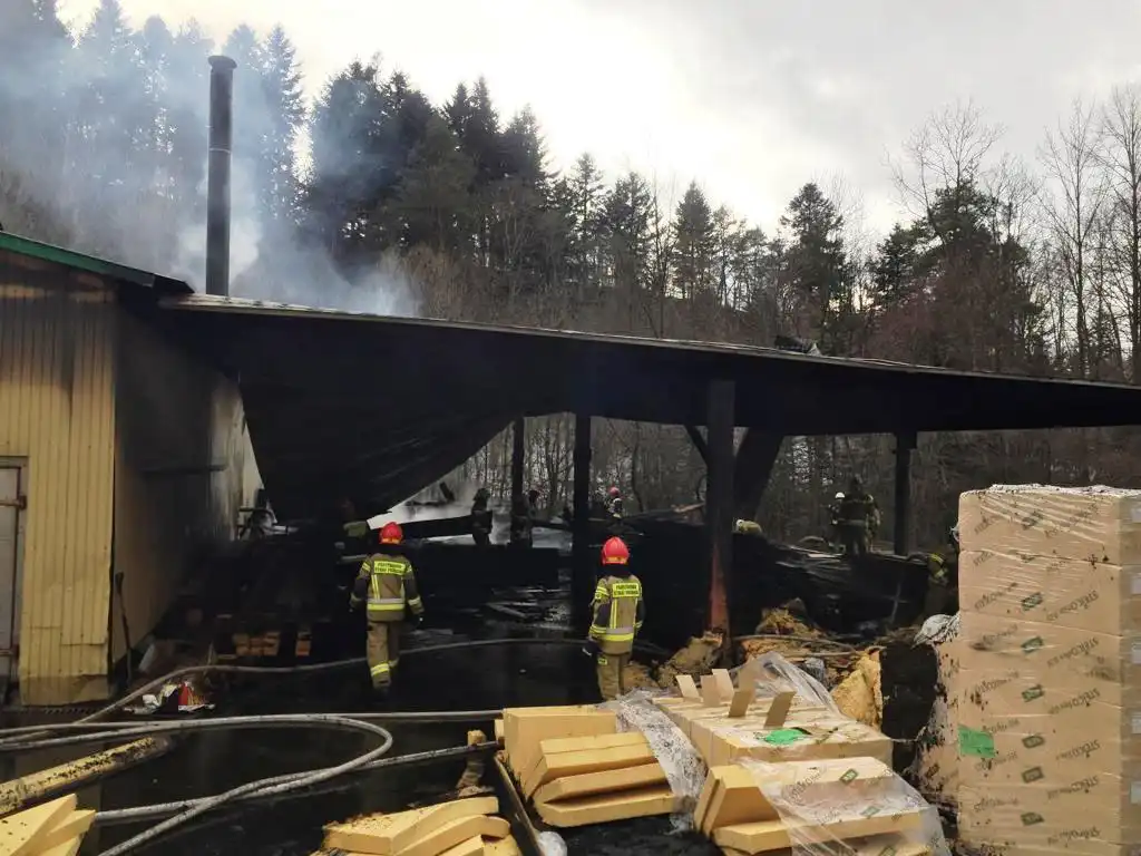 Pożar w zakładzie drzewnym w Łabowej. Z ogniem walczyło 10 zastępów straży