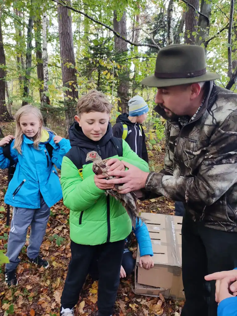 Edukacja w terenie. Zasiedlanie bażantów w Podłopieniu. Lekcja przyrody na żywo