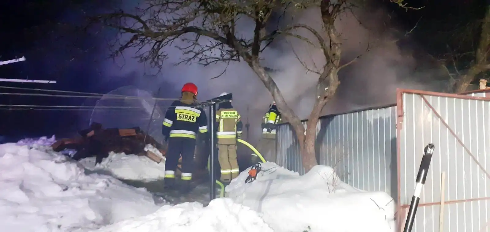 Pożar w Gaboniu. Paliła się drewniana szopa oraz wnętrze wiaty gospodarczej