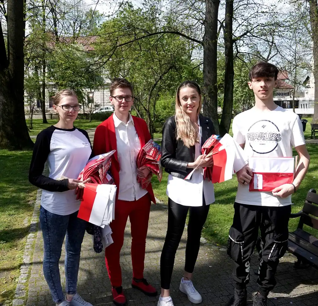 Rozdawali Flagi na święto Flagi