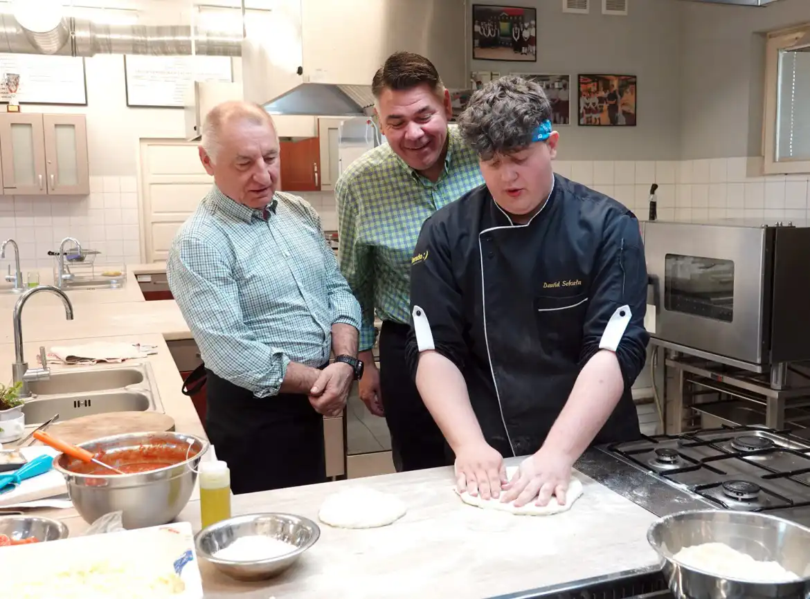 Starostowie robili pizzę pod okiem uczniów