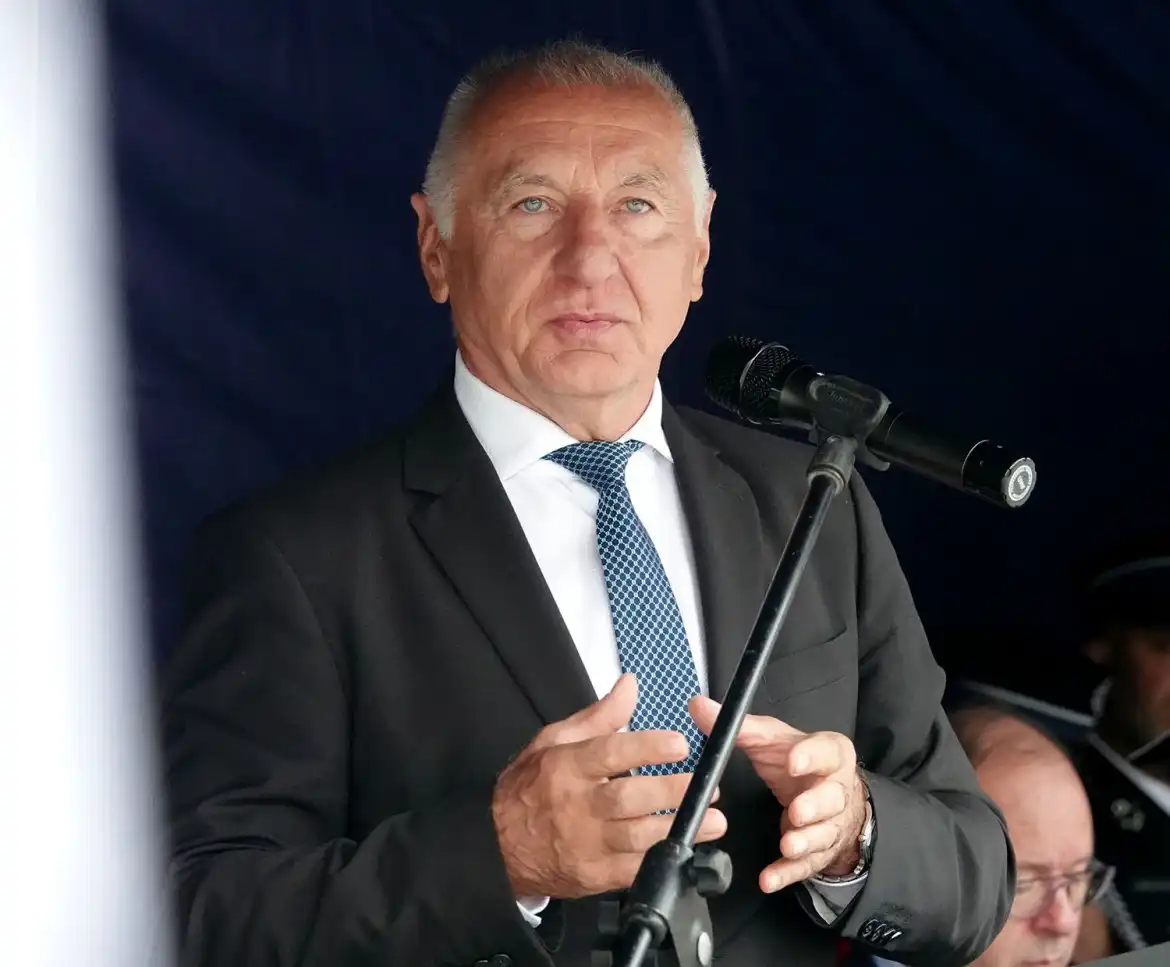 Druhowie z OSP w Paszynie otrzymali nowy samochód ratowniczo-gaśniczy i promesę od starosty