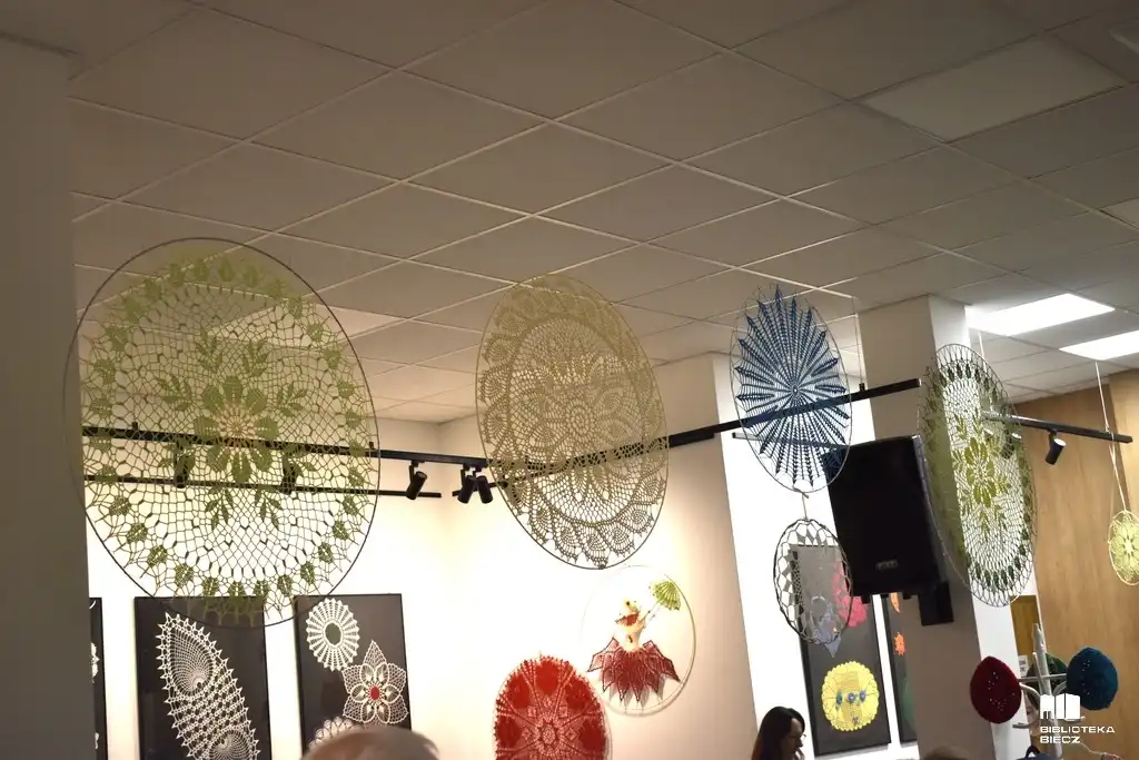 Wernisaż rękodzieła Krystyny Ołpińskiej. Sztuka koronki w Bibliotece Biecz