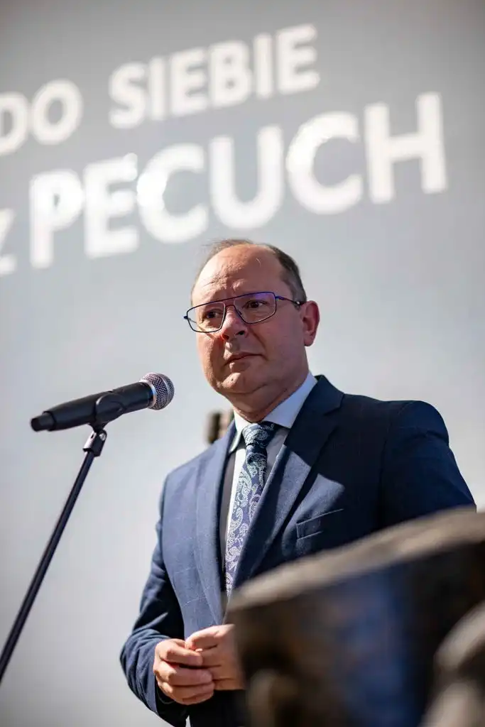 „Powrót do siebie”. Rzeźby Grzegorza Pecucha w Domu Gotyckim