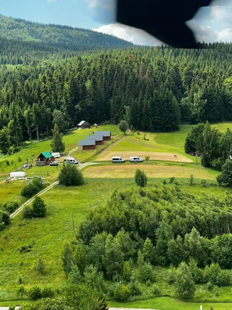 Zamknięte drogi, śmigłowce nad głowami. Trwa obława na sprawcę podwójnego morderstwa