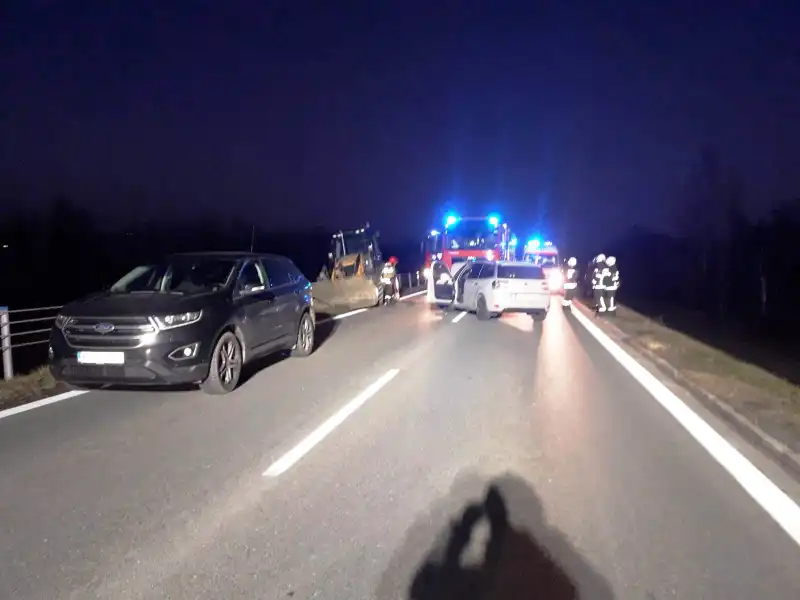 W Podegrodziu zderzyły się dwie osobówki i koparka