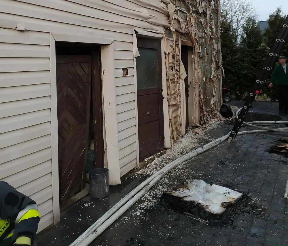 Pożar budynku mieszkalnego w Łącku. Płonęła elewacja