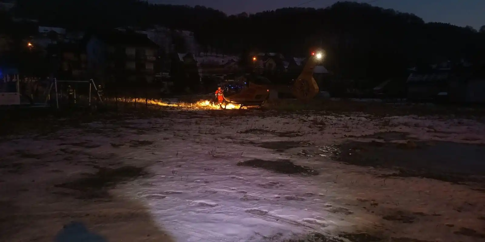 Głębokie. Groźny pożar drewnianego budynku, dwóch mężczyzn w szpitalu