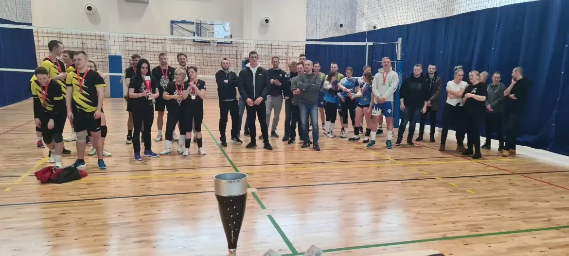 Siatkarski Turniej Walentynkowy w Marcinkowicach. W rywalizacji uczestniczyło 11 drużyn