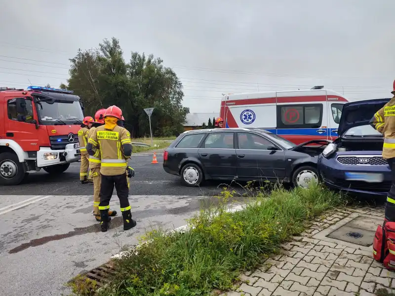 Kolizja w Chełmcu. Zderzyły się dwa pojazdy osobowe