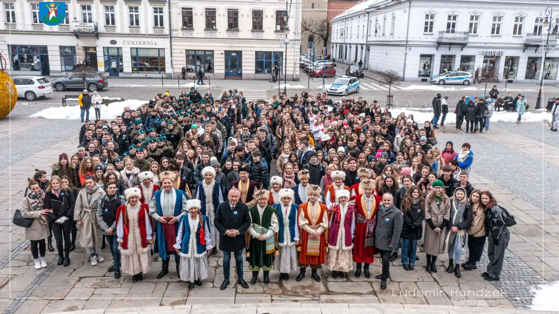 Już po raz piętnasty sądeccy maturzyści zatańczyli tradycyjnego Poloneza przed Ratuszem