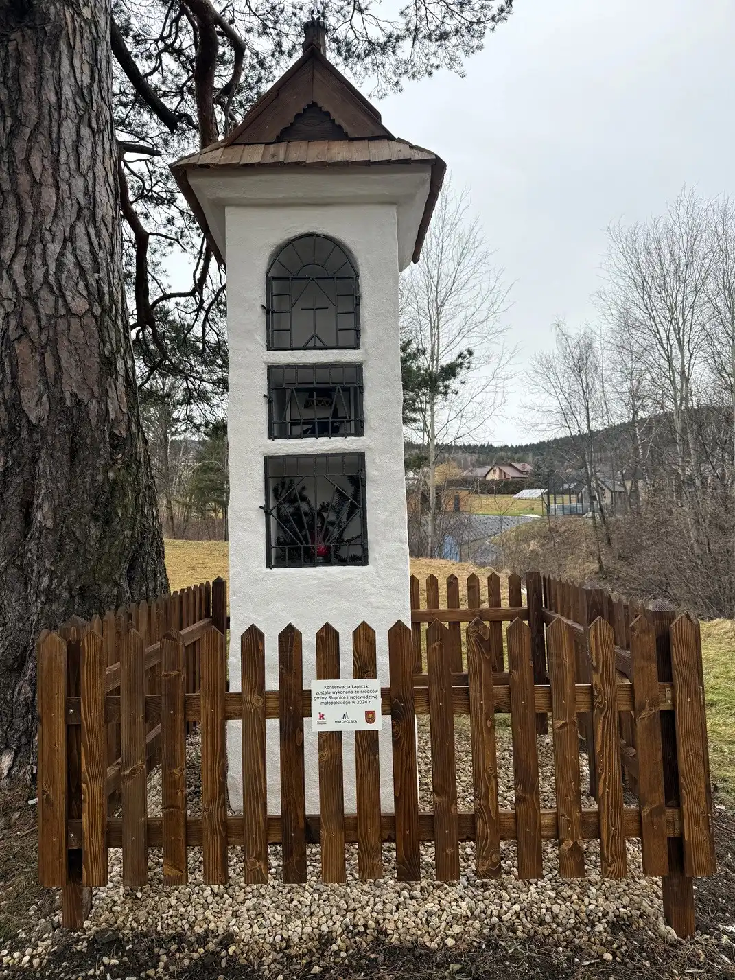 Zniszczona Kapliczka z 1858 roku odzyskała blask dzięki pracom konserwatorskim