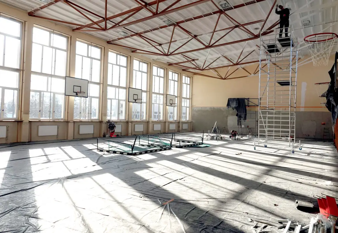 Kończy się remont sali gimnastycznej w Zespole Szkół Ponadpodstawowych w Nawojowej