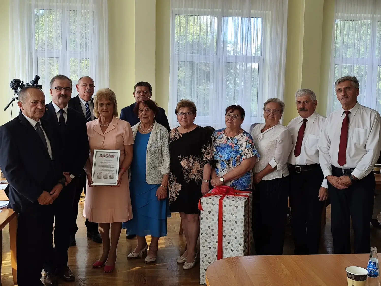 Mieszkańcy Lipinek z ważnymi osiągnięciami. Podczas sesji otrzymali listy gratulacyjne